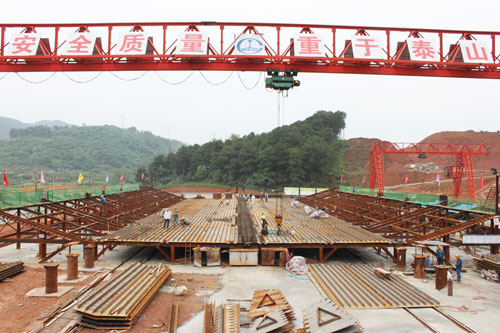 六公司承建柳州双拥大桥主桥首节段钢箱梁加工完成