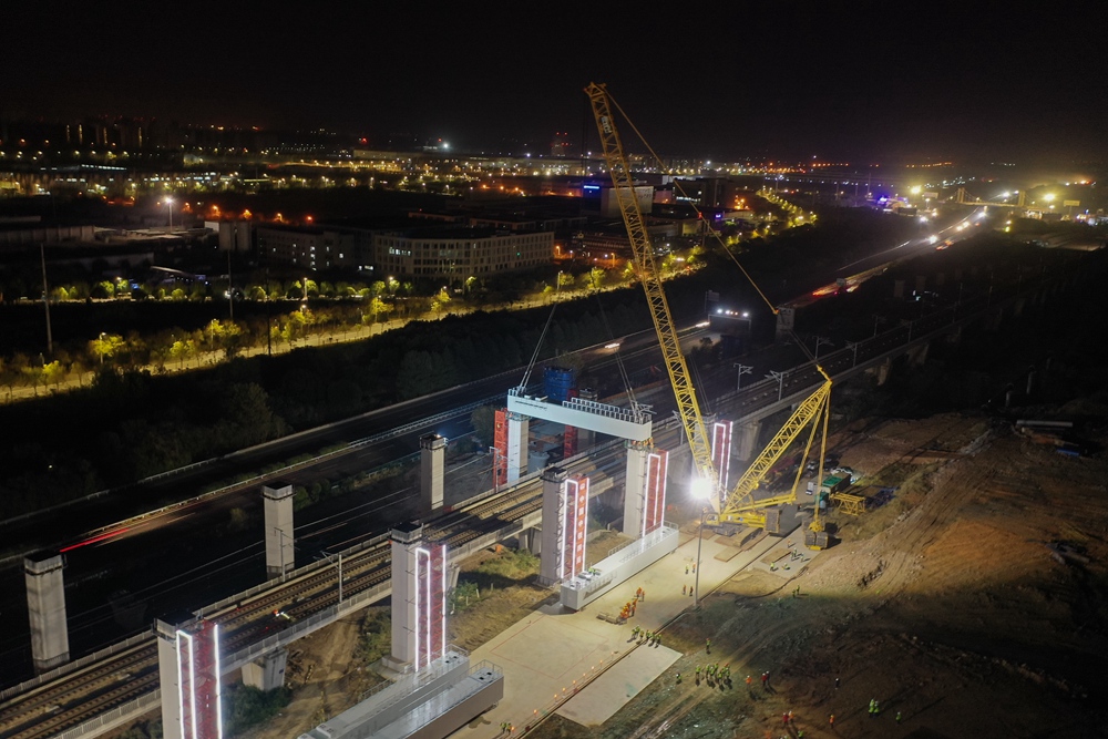  南沿江城际铁路上跨宁杭高铁钢横梁开始吊装施工